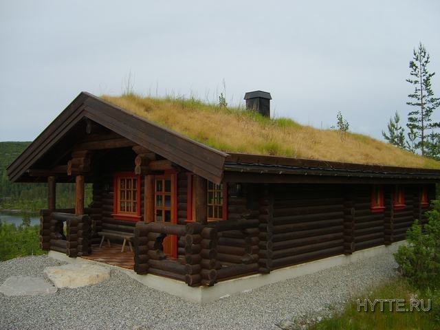 Sjarmerende tømmerhytte på 69 m2 med veranda, to innganger og to soverom, omgitt av natur