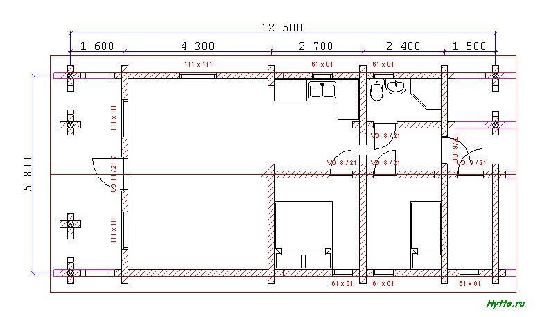 Plantegning av en sjarmerende tømmerhytte på 69 m2, med dimensjoner 12,5 x 5,8 meter, som inneholder to soverom, bad, bod og en veranda med to innganger
